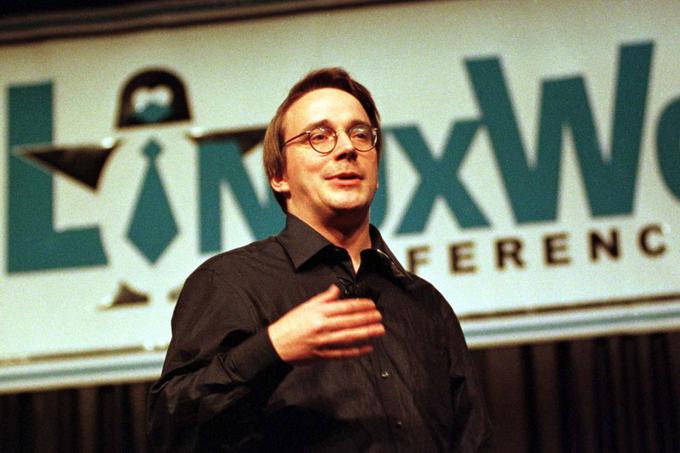 Linus Torvalds je Linux zasnoval kot odprtokoden operacijski sistem. To pomeni, da je njegov kernel lahko uporabil in po lastnih željah spreminjal vsak programer. Torvalds je bil namreč velik podpornik uporabe brezplačne in odprtokodne programske opreme. | Foto: 