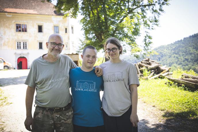 Grad Ponoviče v Litiji | Grad je zamenjal veliko lastnikov in imel več funkcij, v njem so bila tudi socialna stanovanja. Še leta 1984 je tam živelo 33 otrok, v gradu je deloval tudi bife. Zadnji prebivalec je v gradu živel še leta 2018. Na fotografiji oče Franjo, hčerka Tinkara Marija in sin Janez Elija. Prav on si je od nekdaj želel postati graščak.  | Foto Ana Kovač