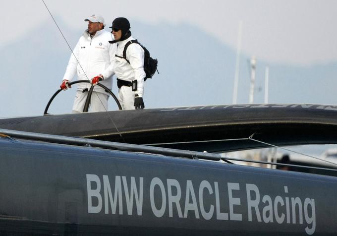 Ellison denar ne le kopiči, temveč ga tudi zapravlja. Pred dvema desetletjema je začel tekmovati v jadranju. Na fotografiji jadrnica njegovega tekmovalnega moštva BMW Oracle Racing. | Foto: Reuters