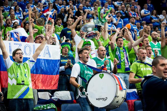 Slovenski navijači imajo razlog za zadovoljstvo, saj slovenski košarkarji dobro igrajo na evropskem prvenstvu. | Foto: Vid Ponikvar