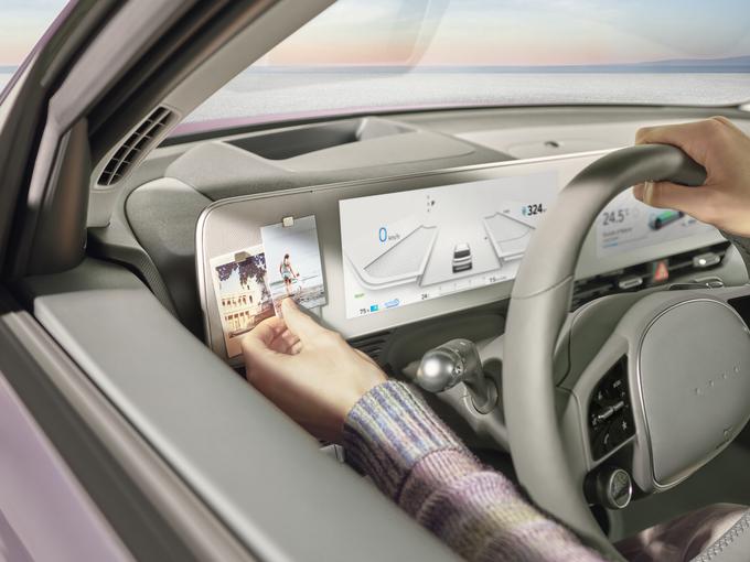 Zasnova zaslonov na sredinski konzoli je vsaj dimenzijsko podobna kot pri novih mercedes-benzih. | Foto: Hyundai