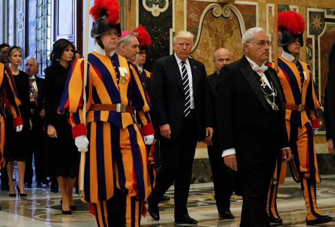 Donald Trump bo iz Rima odpotoval v Bruselj, od tam pa na vrh držav članic skupine G7 na Sicilijo. | Foto: Reuters