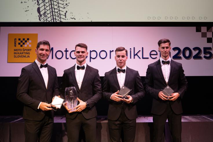 "Saj sem kar dobro videti. Bi moral svoje dekle vprašati, ali sem lepši v motokros opremi ali v smokingu," je v smehu povedal Jan Pancar, ko smo ga vprašali, kako se počuti v elegantni obleki in z metuljčkom. S Timom Gajserjem, Jako Peklajem in selektorjem reprezentance Sašom Kragljem so bili na gala večeru enako oblečeni – še en dokaz, kako povezana ekipa so postali na pokalu narodov. | Foto: AMZS/Damjan Končar