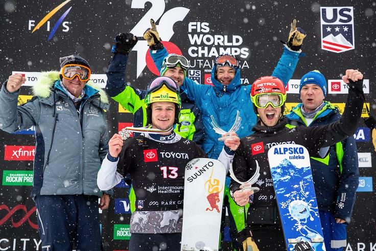 Slavje po dosežku kariere. Oče Robert, ki je Mastnakov trener, serviser, prvi mož logistike in še kaj, stoji na levi strani fotografije. | Foto: Morgan Kristan/Sportida