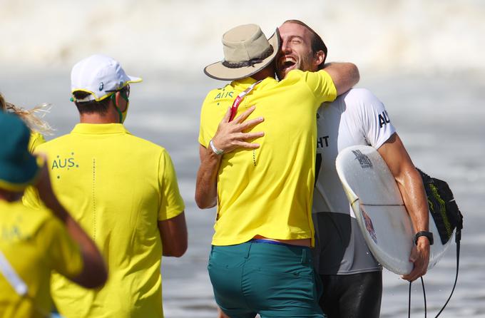Owen Wright se veseli s svojo ekipo. | Foto: Reuters
