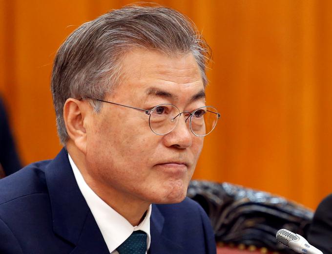 Južnokorejski predsednik Moon Jae In upa, da bosta s Kimom na srečanju položila temelje za mirovni sporazum. Ta bi nadomestil krhko prekinitev ognja, ki velja od konca korejske vojne, do takrat pa bosta Koreji tehnično še vedno v vojni. | Foto: Reuters
