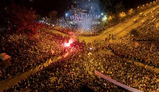 Ganjenost nad nepregledno množico: veliki shod v Novem Sadu #video