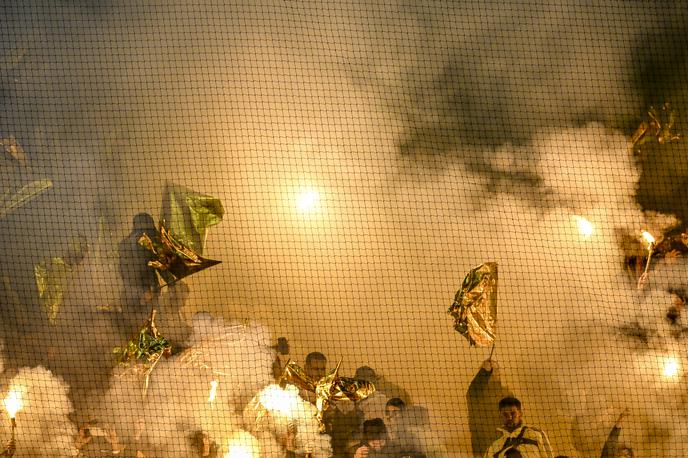 Maccabi Tel Aviv, navijači | Navijači Maccabija so na tribunah uprizorili pirotehnični šov. | Foto Guliverimage