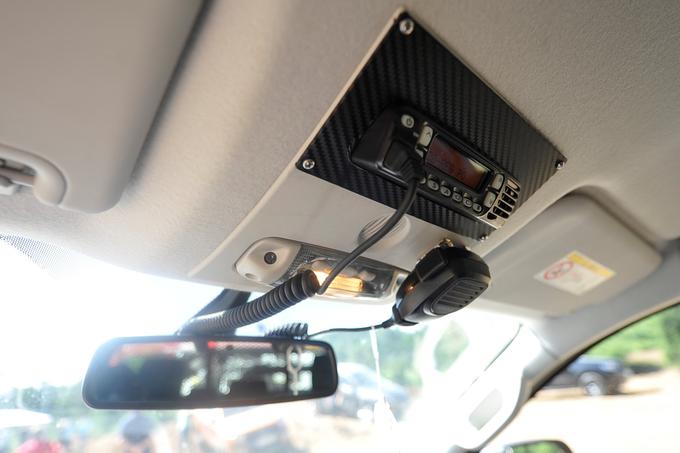 Sistem za komunikacijo, ki je tudi mobilen. Mikrofon lahko voznik vzame s seboj na teren in ga po potrebi zatakne za svojo intervencijsko obleko. | Foto: Gregor Pavšič