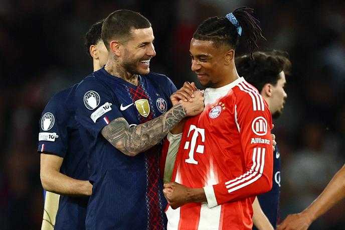 PSG Bayern | Francoska reprezentanta Lucas Hernandez (PSG) in Michael Olise (Bayern) sta si tako nasmejano čestitala po spektakularnem dvoboju, ki je ponudil kar devet zadetkov. | Foto Reuters