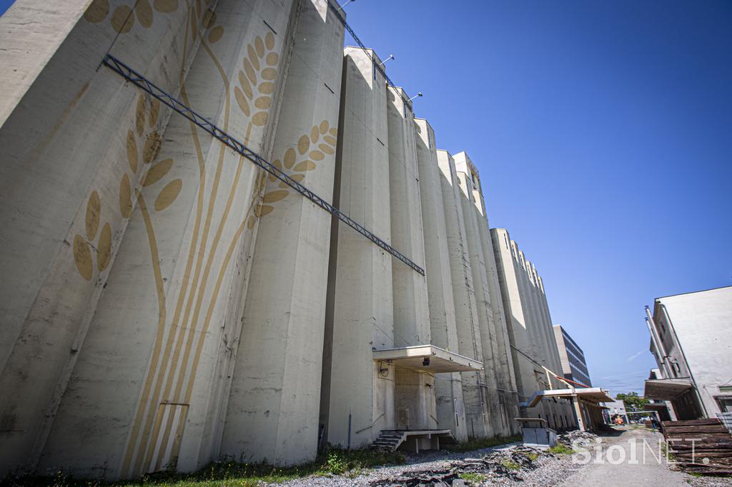 Žito silosi v ljubljanskem BTCju. silos žito