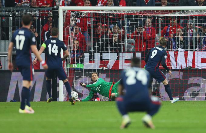 Manuel Neuer je ubranil strel z bele točke, ki ga je podobno neuspešno kot Thomas Müller v prvem delu izvajal Fernando Torres. | Foto: 