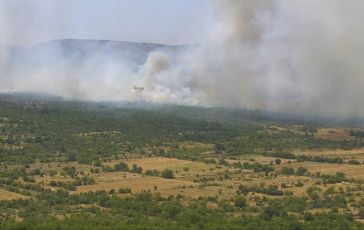 požar, Dalmacija | Vzrok požara še ni znan.  | Foto Facebook/Hrvatska vatrogasna zajednica