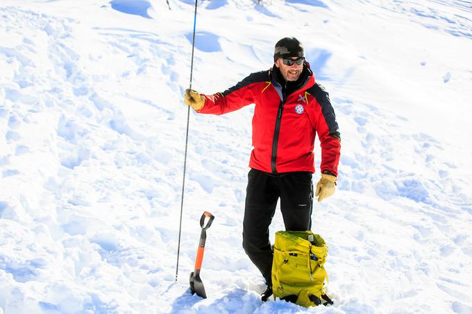 Klemen Volontar med praktičnim prikazom reševanja v snegu. | Foto: Žiga Zupan/Sportida