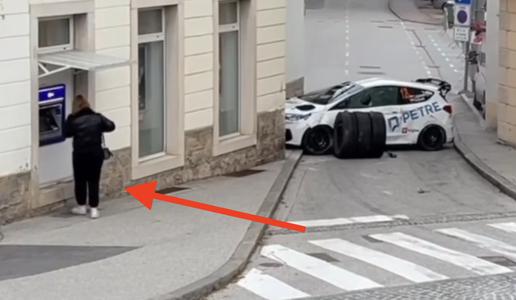 Neverjetno: avtomobil na streho, gospa pa mirno na bankomat #video