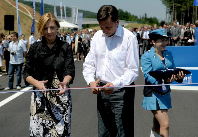 Premier Borut Pahor leta 2010 ob odprtju odseka na dolenjski avtocesti. | Foto: STA ,