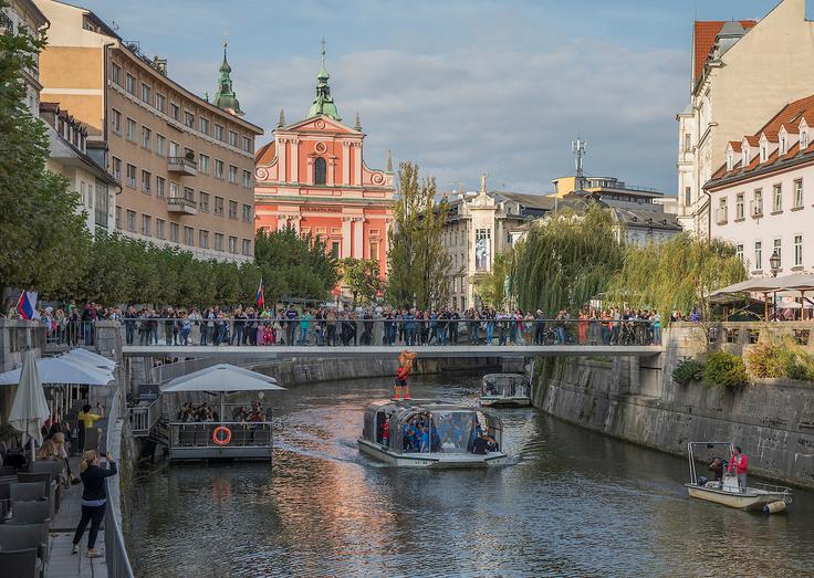 Odbojkarji so se del poti proti sprejemu peljali z ladjico. | Foto: Urban Meglič/Sportida