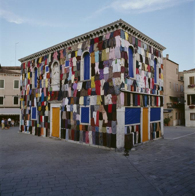 Oblečena hiša v Benetkah iz leta 1999 | Foto: Miha Škerlep, z dovoljenjem Mateja Andraža Vogrinčiča