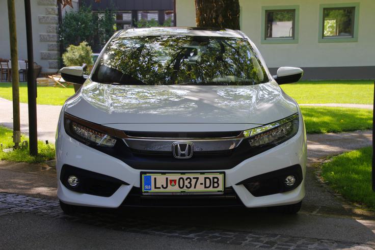 Na fotografiji bi lahko bil tudi samo civic, ne grand, obe hondi sta namreč spredaj videti enaki. | Foto: Aleš Črnivec