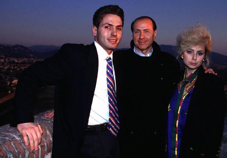 Marina in Pier Silvio (na fotografiji pred desetletji skupaj s svojim očetom) sta najstarejša otroka Silvia Berlusconija iz njegovega prvega zakona. Iz drugega zakona je imel Berlusconi še tri otroke: Barbaro, Eleonoro in Luigija. | Foto: Guliverimage