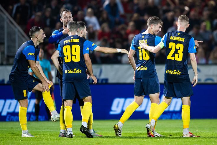 Aluminij Celje Celjani so v 5. krogu premagali Aluminij v gosteh s 3:2, a dolgo časa nevarno živeli. Šumari so po 32 minutah vodili po že z 2:0, a je v drugem polčasu le sledil preobrat. Celjani so jih pozneje v prvenstvu priredili še nekaj, zlasti v Ajdovščini in Kopru. Na roko jim je šla široka klop, velik izbor kakovostnih igralcev. Proti Aluminiju (3:2) je Celjanom zmago v 82. minuti zagotovil Hrvat Ivica Vidović. | Foto: Jure Banfi