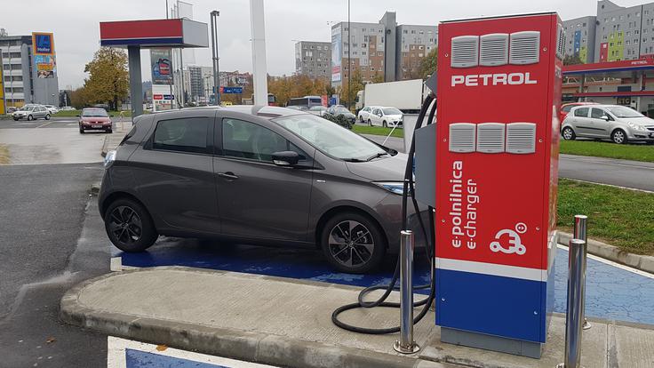 Možnost hitrega polnjenja DC je dobil v zadnji različici, ko je tudi baterija presegla 50 kilovatnih ur.  | Foto: Gregor Pavšič