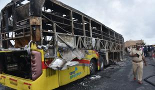 Tragedija v Indiji: po trčenju potniki živi zgoreli v avtobusu #video