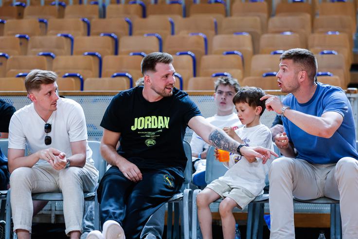 Srečanje si je v družbi Luke Rupnika in Eda Murića ogledal tudi Luka Dončić. | Foto: Aleš Fevžer
