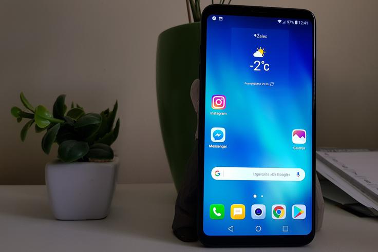 Večina najbolj znanih tujih tehnoloških medijev, ki so v preteklih tednih že preizkusili pametni telefon LG V30, je enotnega mnenja, da ima odličen zaslon. Izjema je ameriški The Verge, kjer trdijo, da je zaslon pravzaprav slab in edina velika pomanjkljivost pametnega telefona LG V30. Tudi mi se s tem ne strinjamo, saj je zaslon LG V30 zelo blizu zaslonov OLED njegovih največjih tekmecev - premijskih Samsungov in iPhona X, ki uporablja Samsungov zaslon.  | Foto: Matic Tomšič