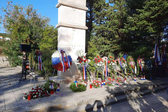 Spomenik na Rabu | Najmanj 1.490 Slovenk in Slovencev je v nečloveških razmerah v taborišču tudi umrlo. | Foto Slovensko veleposlaništvo na Hrvaškem