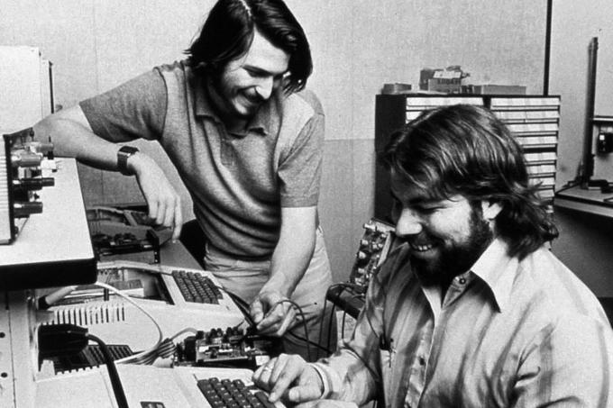 Steve Wozniak (desno) in Steve Jobs (levo) sta Apple skupaj z Ronaldom Waynom, ki pa je iz podjetja kmalu izstopil – več o tem preberite v prispevku pod fotografijo –, ustanovila leta 1976.  | Foto: 