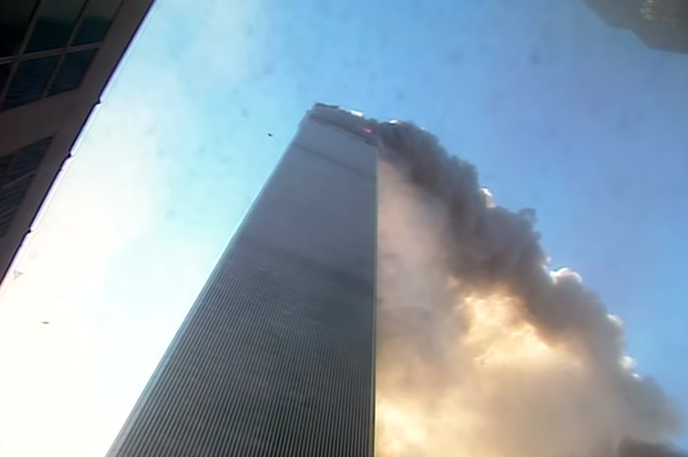 WTC, 11. september | Snemalec legendarnega videoposnetka stoji tik pod severnim stolpom WTC, ki se je zrušil le nekaj minut pozneje. V terorističnem napadu 11. septembra 2001 je umrlo skoraj 3.000 ljudi. | Foto YouTube