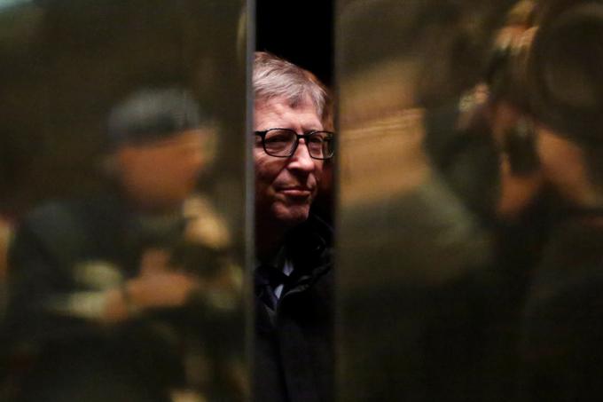 Bill Gates za zlatimi vrati dvigala v nebotičniku Trump Tower 13. decembra 2016. | Foto: Reuters