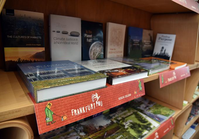 Jubilejna prodajna razstava najnovejših tujih knjig z naslovom Frankfurt po Frankfurtu letos poteka s poudarkom na ekologiji. V ljubljanski Točki.Zate. pred Mestno hišo je predstavljen izbor dvanajstih, ki jih v branje priporoča občina. | Foto: Bobo