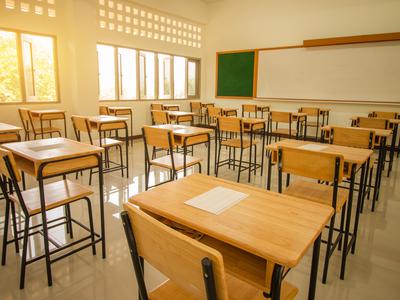 Skupina mladoletnikov napadla hišnika: podrli so ga na tla, brcali, udarjali s pestmi