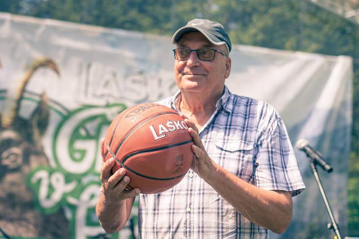 Ivo Daneu, kapetan jugoslovanske košarkarske reprezentance, ki ji je bil legendarni transparent namenjen. | Foto: Sebastian Plavec