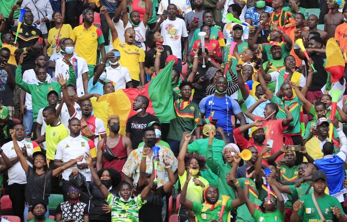 Navijači Kameruna so bili lahko zadovoljni z razpletom uvodnega srečanja. | Foto: Reuters