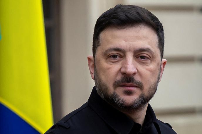 Volodimir Zelenski | Ukrajinski predsednik Volodimir Zelenski je doslej vztrajal, da vojno stanje v Ukrajini prepoveduje tako predsedniške, parlamentarne kot lokalne volitve. | Foto Reuters