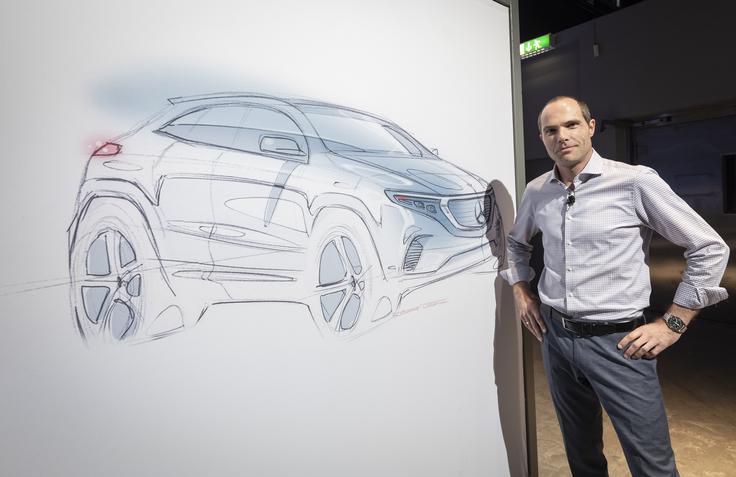 Robert Lešnik ob skici mercedesa EQ C, ki ima njegov podpis. | Foto: Mercedes-Benz