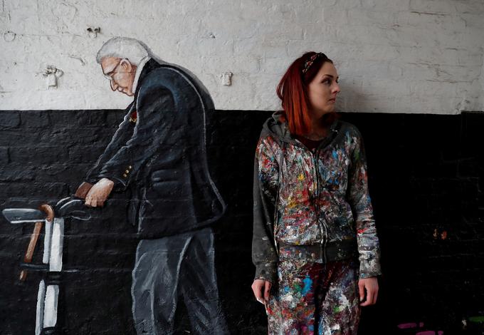 Podoba 99-letnika se je znašla tudi na stenah, postal je simbol vztrajnosti in dobrosrčnosti. | Foto: Reuters