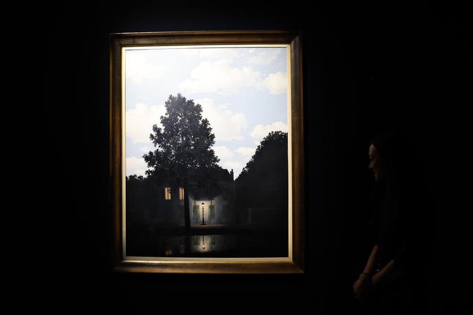 Rene Magritte, Imperij svetlobe, Empire of Light | Magritte je na sliki upodobil hišo v noči, ki jo osvetljuje ulična svetilka, nad njo se pne modrikasto nebo.  | Foto Profimedia