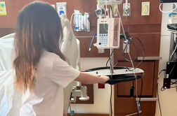 Deklica zbolela za gripo in ni mogla hoditi. Mama opozarja na redek zaplet.