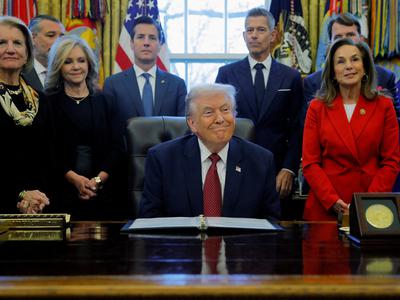 Trump z ukazom odpravil standarde za porabo goriva, uvedene pod Bidnom