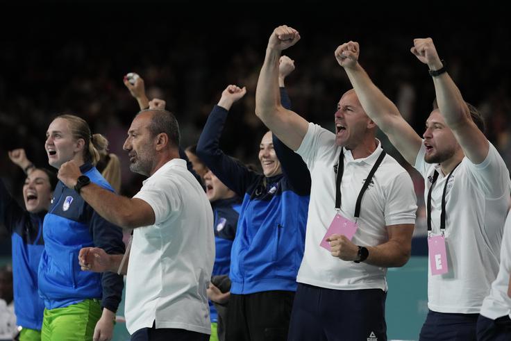 Slovenski tabor se veseli prve zmage na olimpijskih igrah, a se štab in dekleta tu ne želijo niti ne mislijo ustaviti. | Foto: Guliverimage