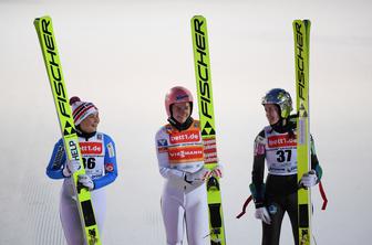 Urša Bogataj na stopničkah v Klingenthalu, Nika Križnar četrta, zmaga pa Avstrijki