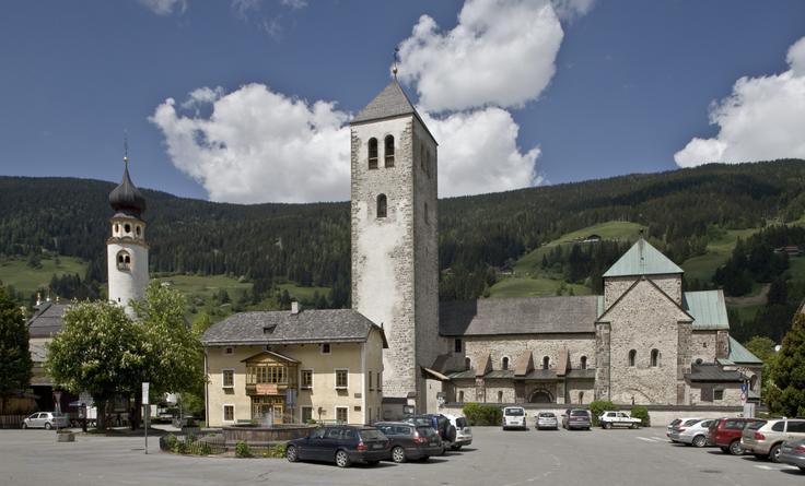 Kot kraj nastanka Brižinskih spomenikov se omenjajo številna območja: sam Freising ali pa drugi kraji, ki so bili del freisinške škofije. Med temi je tudi nekdanji benediktinski samostan v južnotirolskem kraju Innichen (italijansko San Candido), ki ga je ustanovil bavarski vojvoda Tasilo III. leta 769. Samostan, ki je bil del freisinške škofije, je imel izrecno nalogo širjenja krščanstva med Slovani v Vzhodnih Alpah. Innichen je kraj ob Dravi (izvir je oddaljen okoli 2,5 kilometra), okoli katere so od Anrasa dolvodno (Anras je okoli 27 kilometrov vzhodno od Innichena) v zgodnjem srednjem veku živeli Slovani. | Foto: Guliverimage