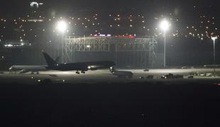 Zasilni pristanek letala v Madridu: počila je ena od pnevmatik #video #foto
