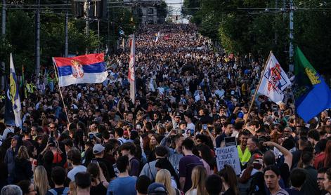 V Srbiji zaradi napada na nasprotnika zasedb fakultet pridržali 18 ljudi