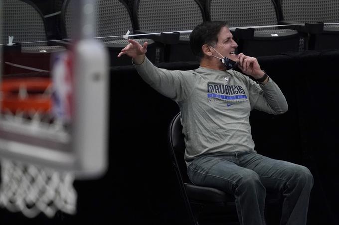 Lastnik kluba Dallas Mavericks je prvič po 11. marcu, ko so dogajanje v ligi NBA prekinili zaradi koronavirusa, igro svojega kluba spet spremljal v živo. | Foto: Guliverimage/Getty Images