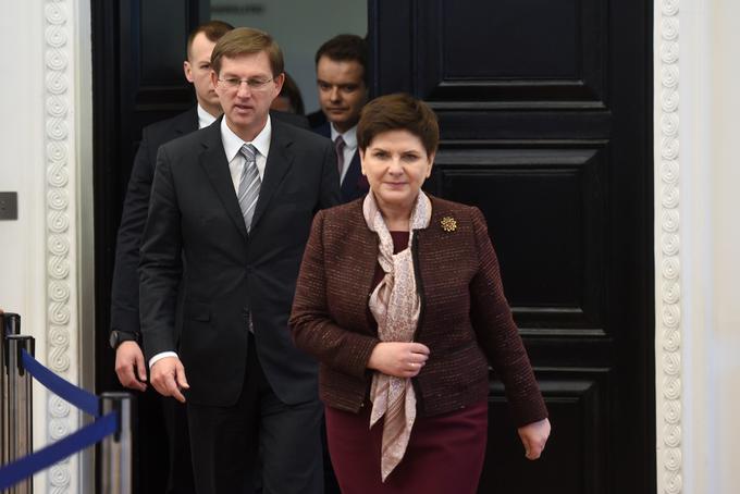 Pri dvostranskih odnosih med Poljsko in Slovenijo pa je Szydlova opozorila na priložnosti, ki jih Sloveniji ponuja poljska obrambna industrija. | Foto: STA ,